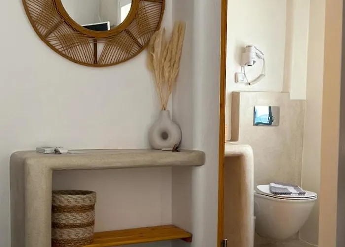 Blue In Naxos אורחן