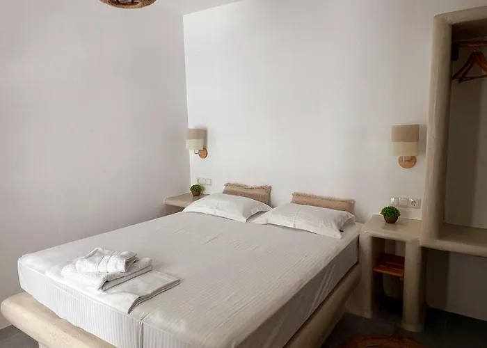 Blue In Naxos אורחן *